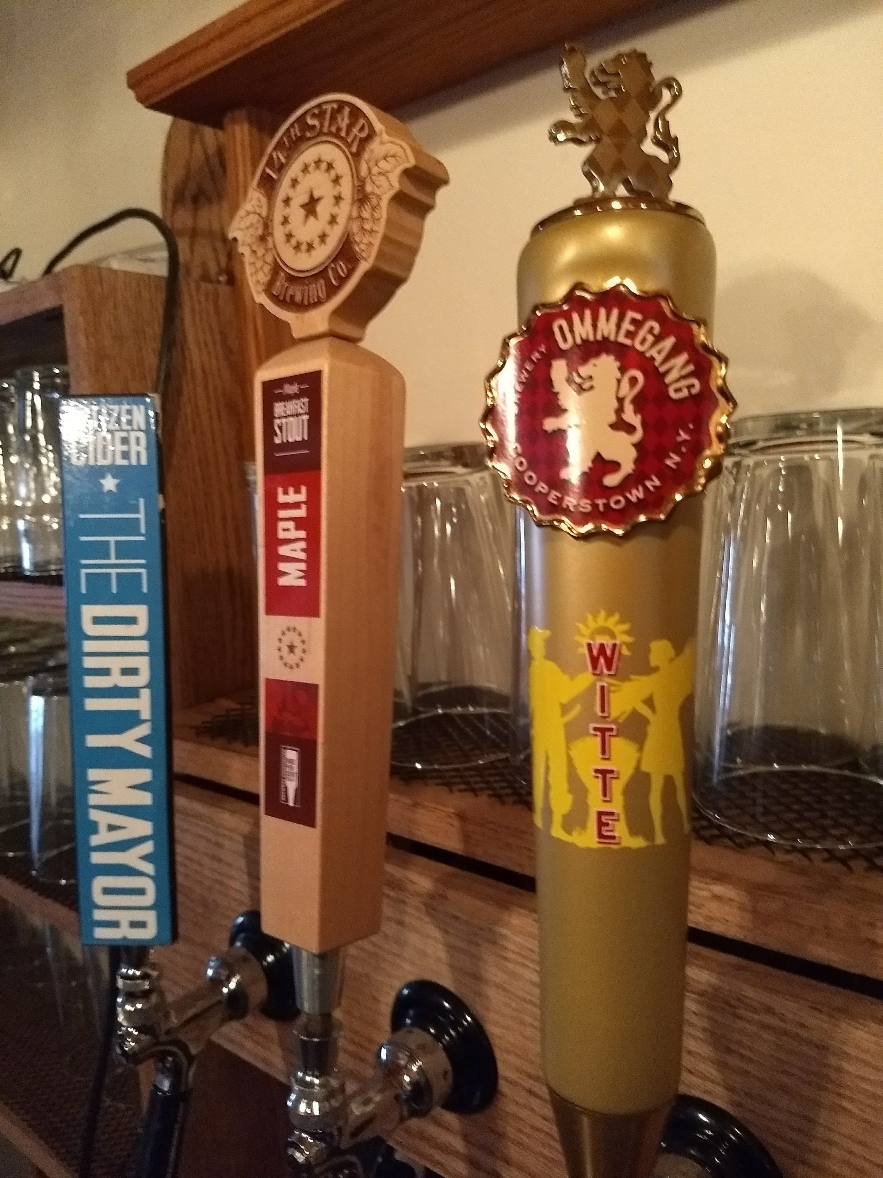 Une bière à la pression avec les étiquettes suivantes : « Citizen Cider », « The Dirty Mayor » et « Witte ».