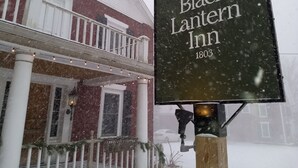 Schild des Black Lantern Inn mit dem Jahr 1803.