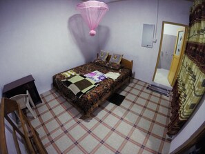 Basic Double Room, Non Smoking | 1 bedroom, in-room safe, soundproofing, free WiFi