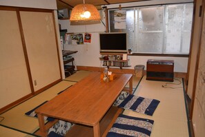 In-room dining - Guesthouse Bon (Kyoto)