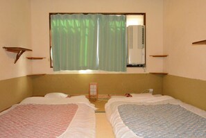Room (Summer) | Desk, blackout drapes, free WiFi, bed sheets - Guesthouse Bon (Kyoto)