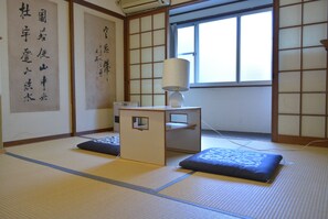 Desk, blackout curtains, free WiFi, bed sheets - Guesthouse Bon (Kyoto)