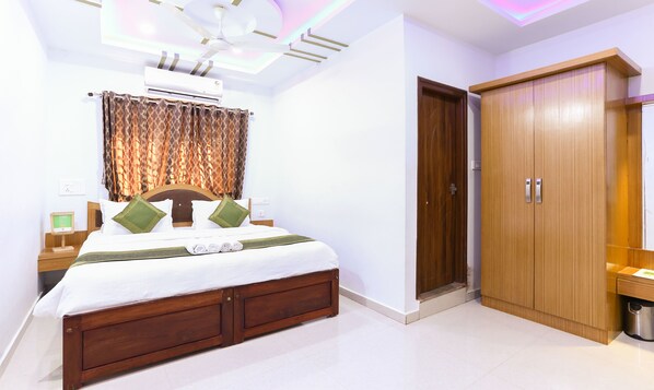 Minibar, desk, free WiFi