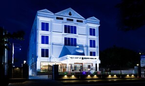 Fassade der Unterkunft – Abend/Nacht