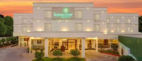 Vista frontal de la propiedad por la tarde o noche