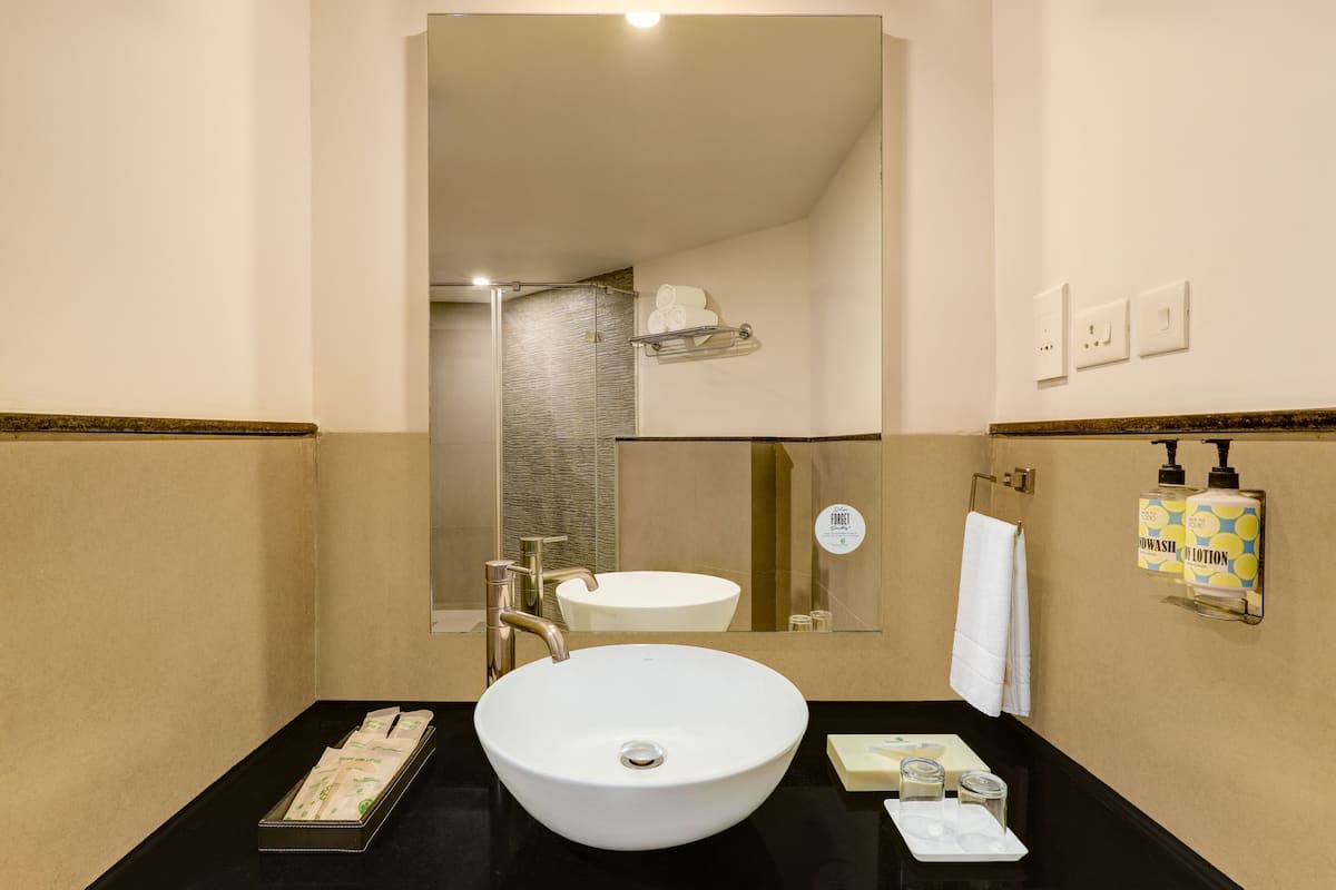 suite | bathroom | shower, free toiletries, slippers, towels