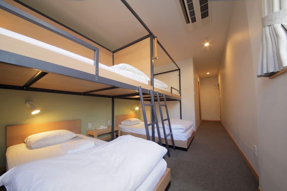 Chambre quadruple, salle de bain privée | Rideaux d’obscurcissement, accès au Wi-Fi (inclus), literie fournie