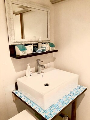 Duschwanne, kostenlose Toilettenartikel, Haartrockner, Hausschuhe