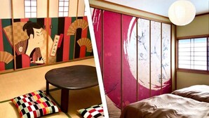 Una habitación japonesa tradicional con suelo de tatami, una mesa baja y una cama futón.