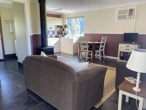 Ferienhaus, 2 Schlafzimmer, Bergblick (Carnaby) | Wohnbereich | 0-cm-Flachbildfernseher mit Digitalempfang, Fernseher, Kamin