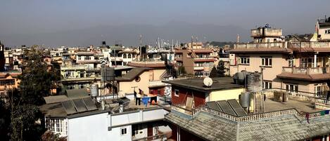 Una zona urbana densamente poblada con edificios de varios pisos, algunos con balcones y antenas parabólicas.