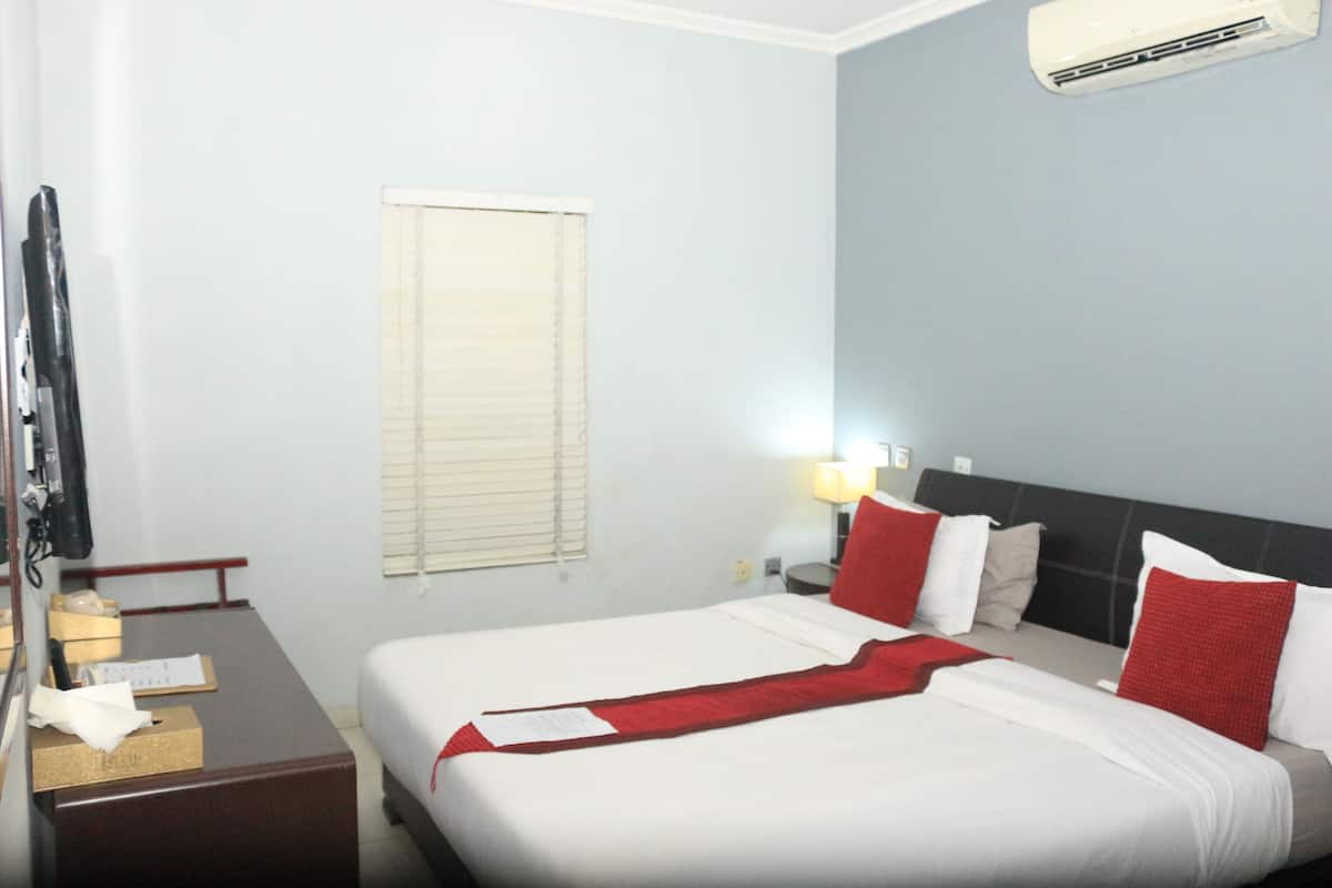 Standard Room | In-room safe, desk, laptop workspace, free WiFi