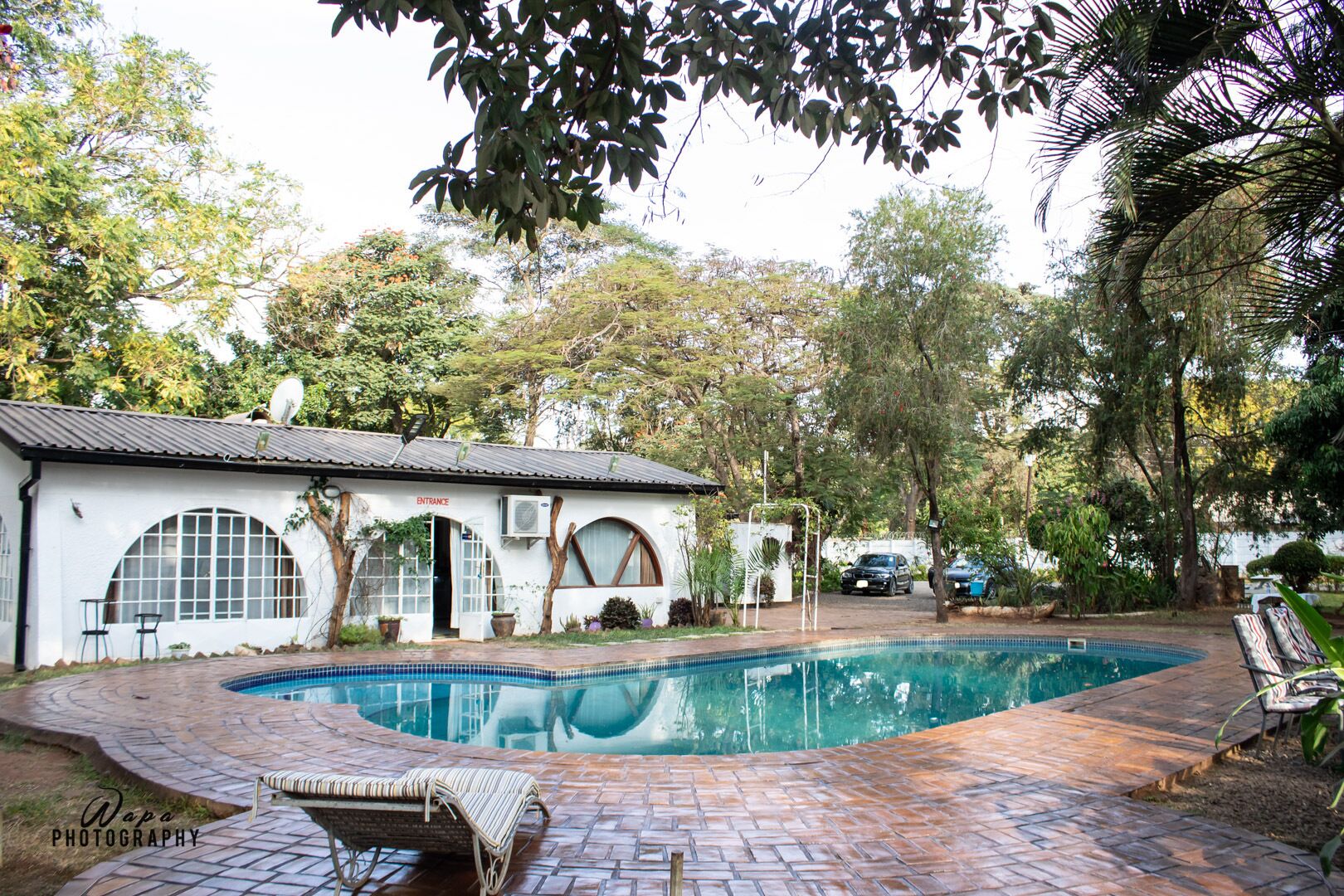 室外游泳池，日光浴躺椅