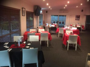 Breakfast and dinner served, international cuisine - Springsure Overlander Motel (Springsure)