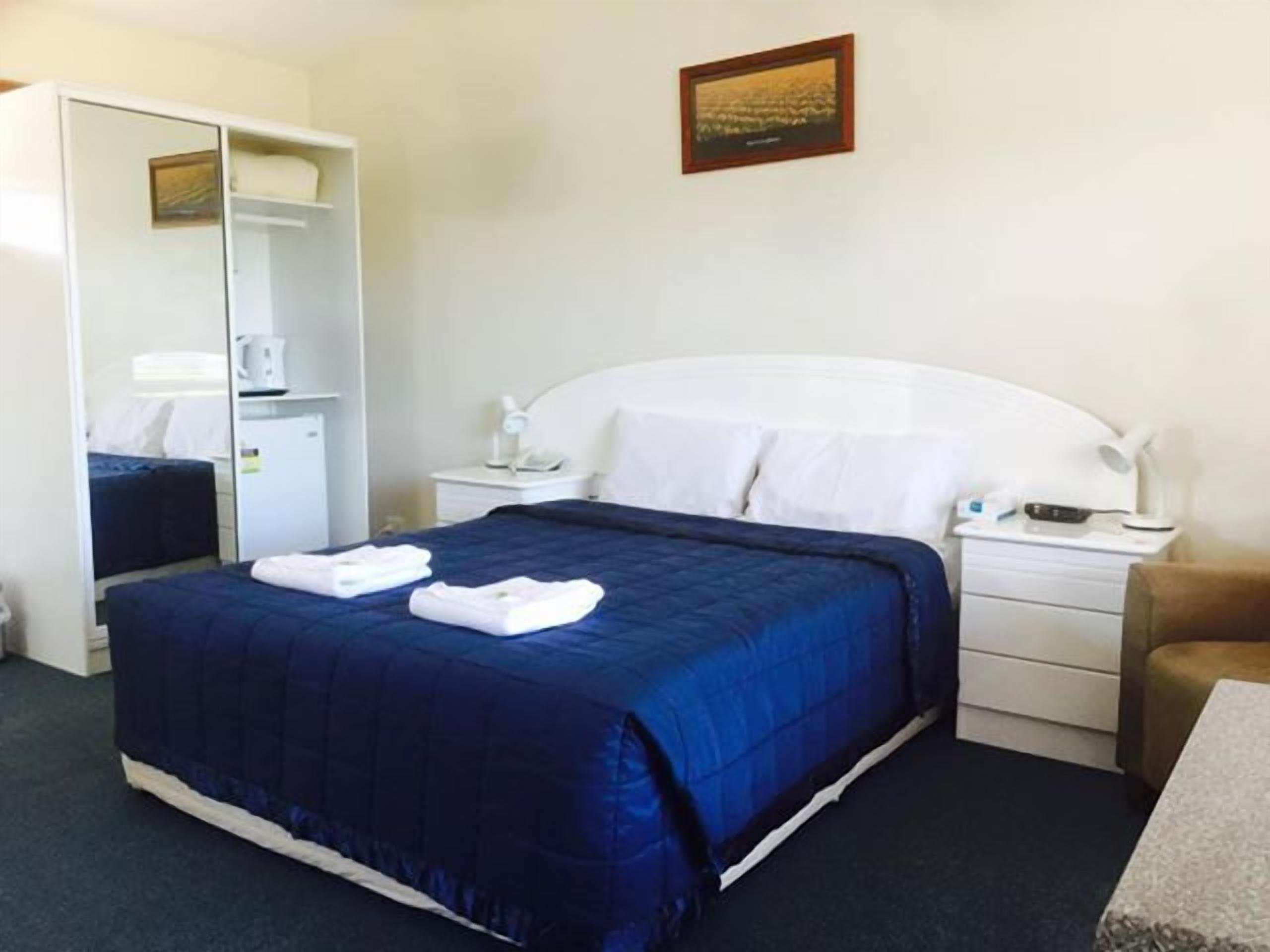 Standard Double Room, 1 Queen Bed (Spring Room) | Iron/ironing board, free WiFi, bed sheets, wheelchair access