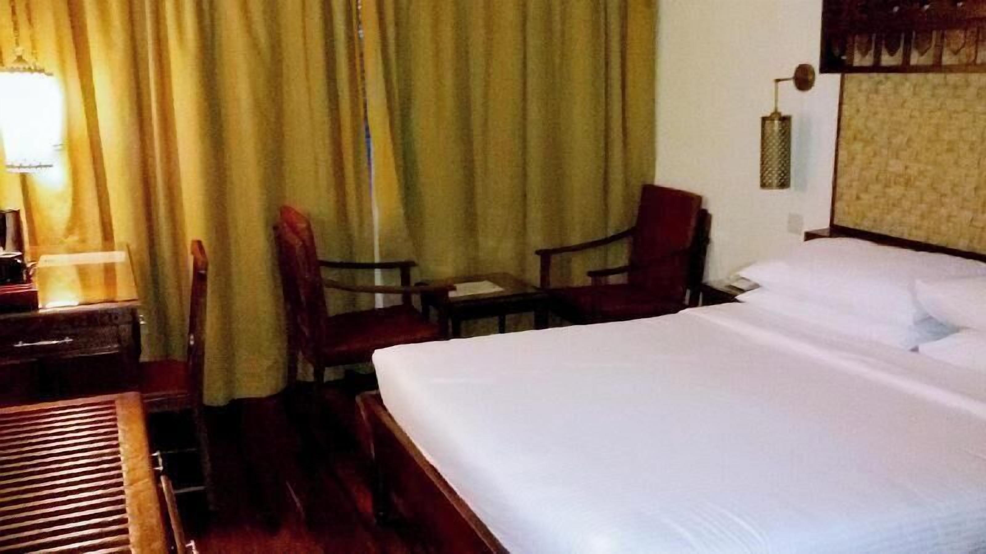 Ropa de cama de alta calidad y caja de seguridad en la habitación 
