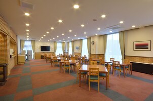 Daily full breakfast (JPY 850 per person)