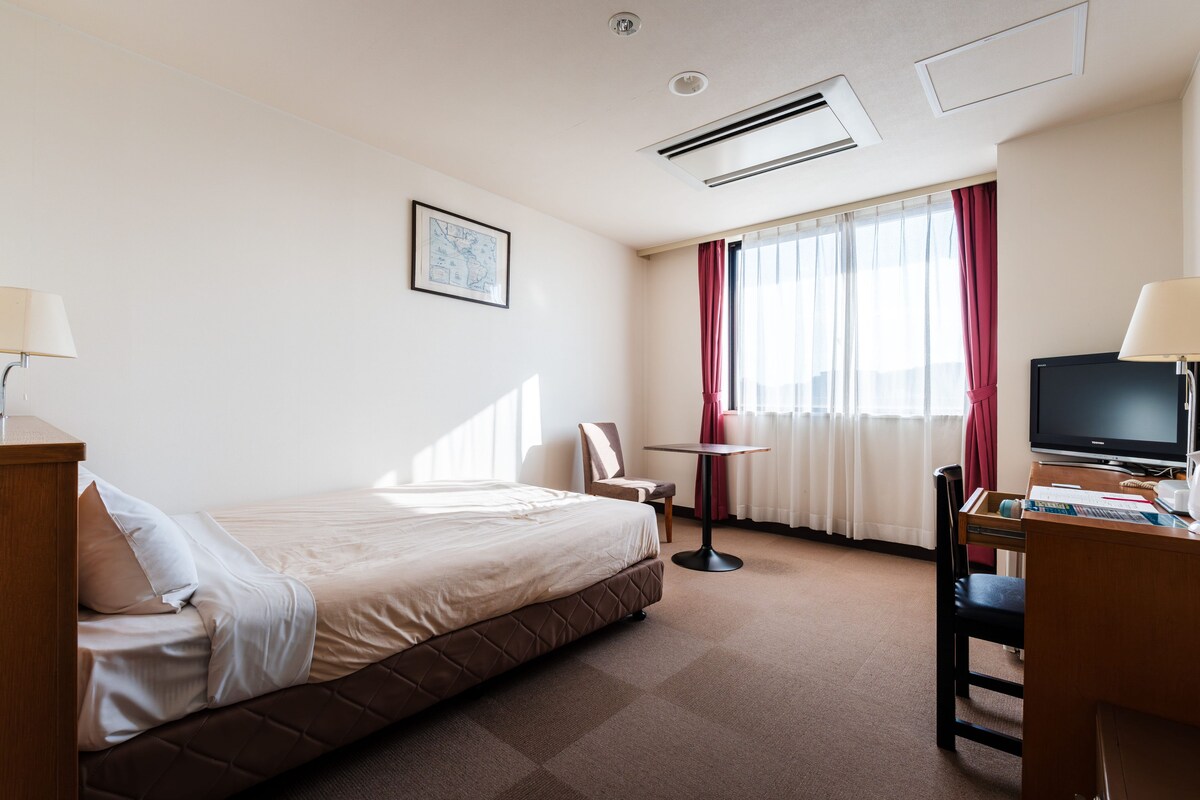 Single Room, Non Smoking | In-room safe, desk, WiFi (free), bed sheets