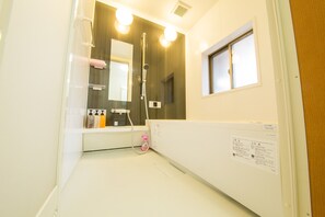 Traditional-Stadtwohnung, 2 Schlafzimmer | Badezimmer | Badewanne und Dusche (separat), kostenlose Toilettenartikel