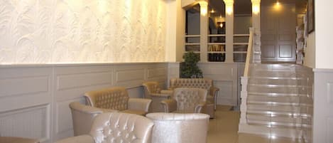 Coin salon dans le hall