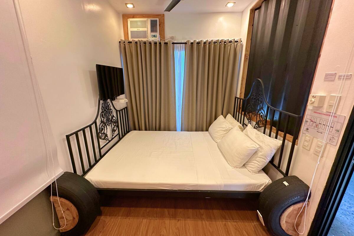 Desk, blackout curtains, free WiFi, bed sheets