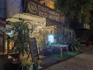 Restaurant - Containers by Eco Hotels (Tagaytay)