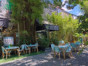 Restaurant - Containers by Eco Hotels (Tagaytay)