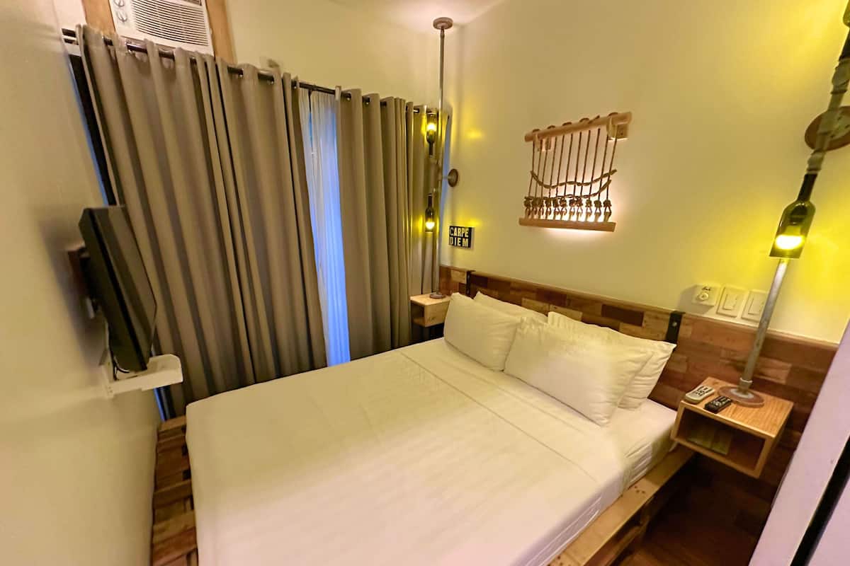 Desk, blackout curtains, free WiFi, bed sheets