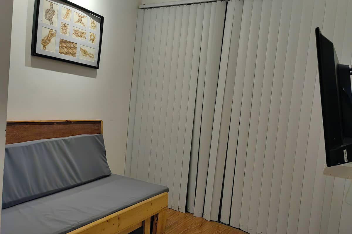 family room | living area | 32-inch flat-screen tv with satellite channels, tv