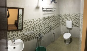 Douche, articles de toilette gratuits, serviettes fournies