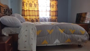 3 habitaciones, escritorio, tabla de planchar con plancha y cunas 