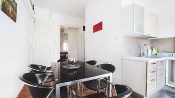 Apartment, 2 Schlafzimmer | Eigene Küche | Kühlschrank, Wasserkocher