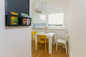Appartamento Deluxe, 1 camera da letto, non fumatori, vista città | Area soggiorno | TV a schermo piatto 40 pollici con canali premium, TV