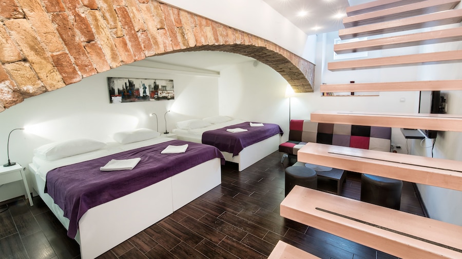 Tia Apartments and Rooms