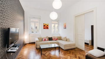 Departamento, 2 habitaciones | Área de sala de estar | Televisión de pantalla plana