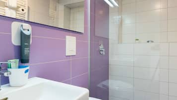 Chambre Confort avec lits jumeaux | Salle de bain | Douche, articles de toilette gratuits, sĂšche-cheveux, chaussons