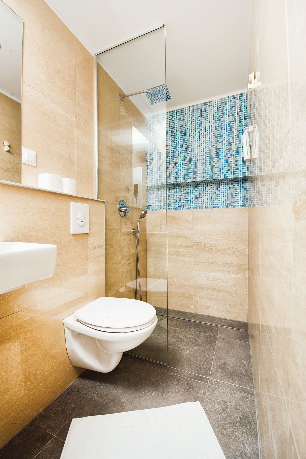 Superior Double or Twin Room | Bathroom | Shower, free toiletries, hair dryer, slippers