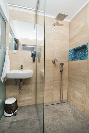 Superior Double or Twin Room | Bathroom | Shower, free toiletries, hair dryer, slippers - Tia Apartments and Rooms (Zagreb)