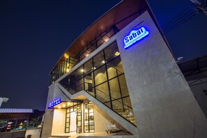Voorkant accommodatie - avond/nacht