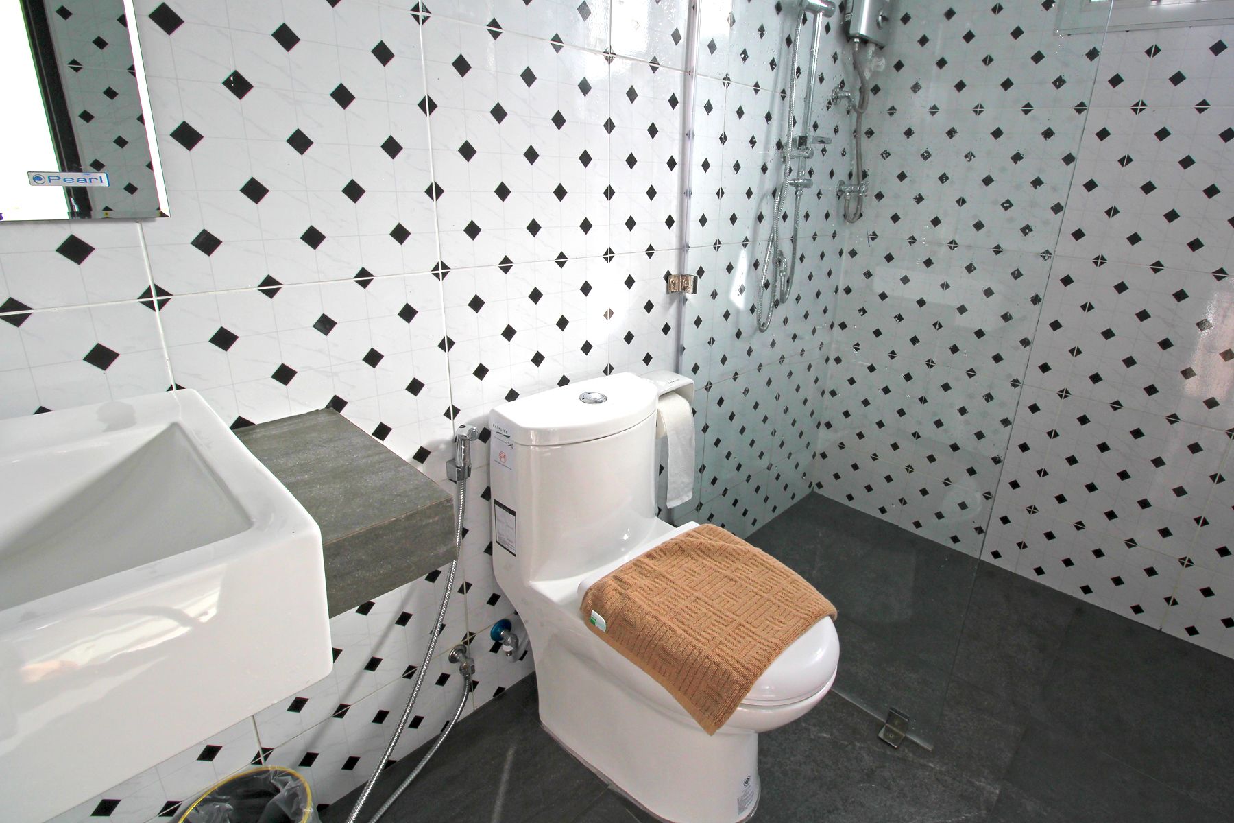 shower, rainfall showerhead, free toiletries, hair dryer