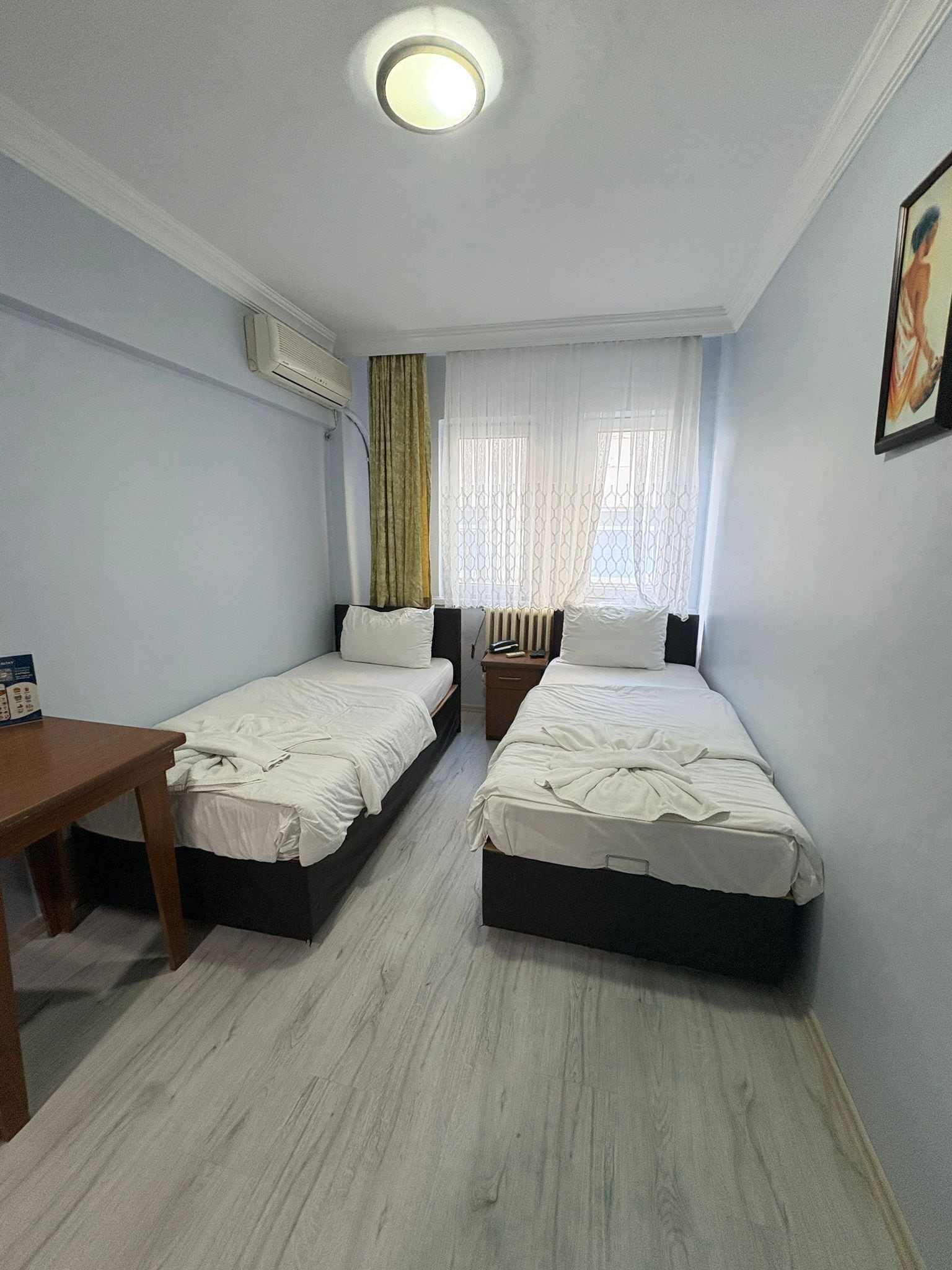 Bureau, espace de travail pour ordinateur portable