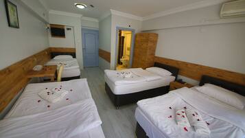 Quadruple Room | Desk, iron/ironing board, free WiFi