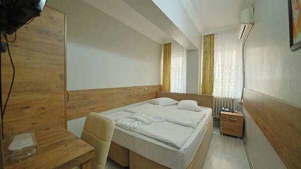 Single Room | Desk, laptop workspace, iron/ironing board, free WiFi