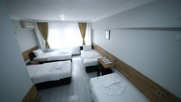 Quadruple Room | Desk, iron/ironing board, free WiFi