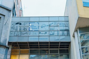 A hostel with a sign advertising 51 beds, a main square location, and a website for more information. - Main Square Hostel (Zagreb)