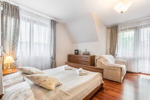 1 habitación, decoración personalizada y tabla de planchar con plancha 