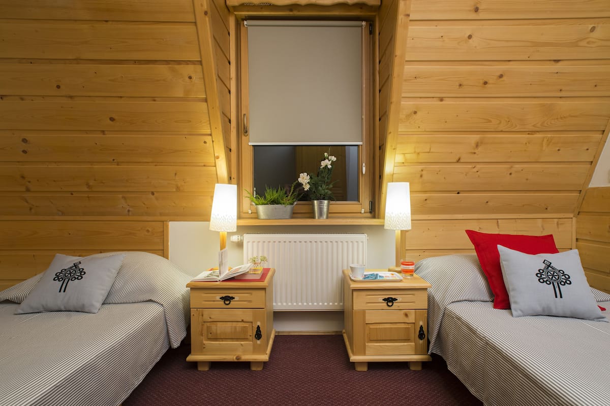 1 habitación, decoración personalizada y tabla de planchar con plancha