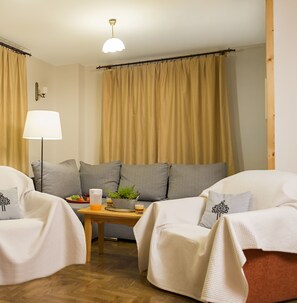 Family Apartment, 1 Bedroom (5 os.) | Living room | Flat-screen TV - Apartamenty ApartArt Zakopane (Zakopane)