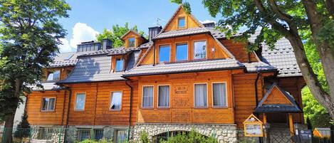 Vista frontal de la propiedad