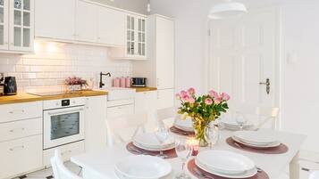 Family Apartment, 2 Bedrooms, Kitchen | Private kitchen | Full-size fridge, oven, stovetop